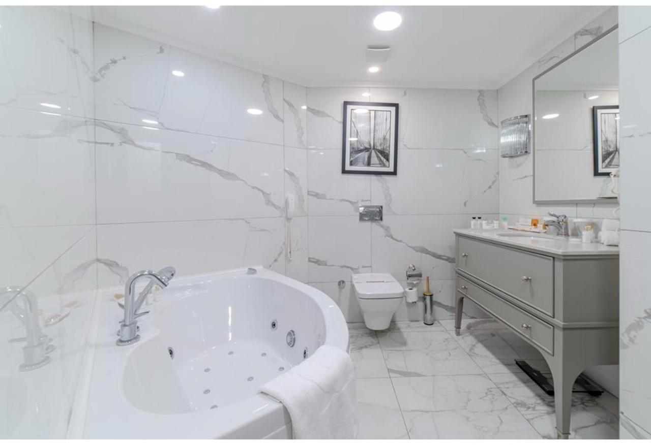 Savoy Hotel Spa & Casino Kyrenia  Exterior photo Bathroom