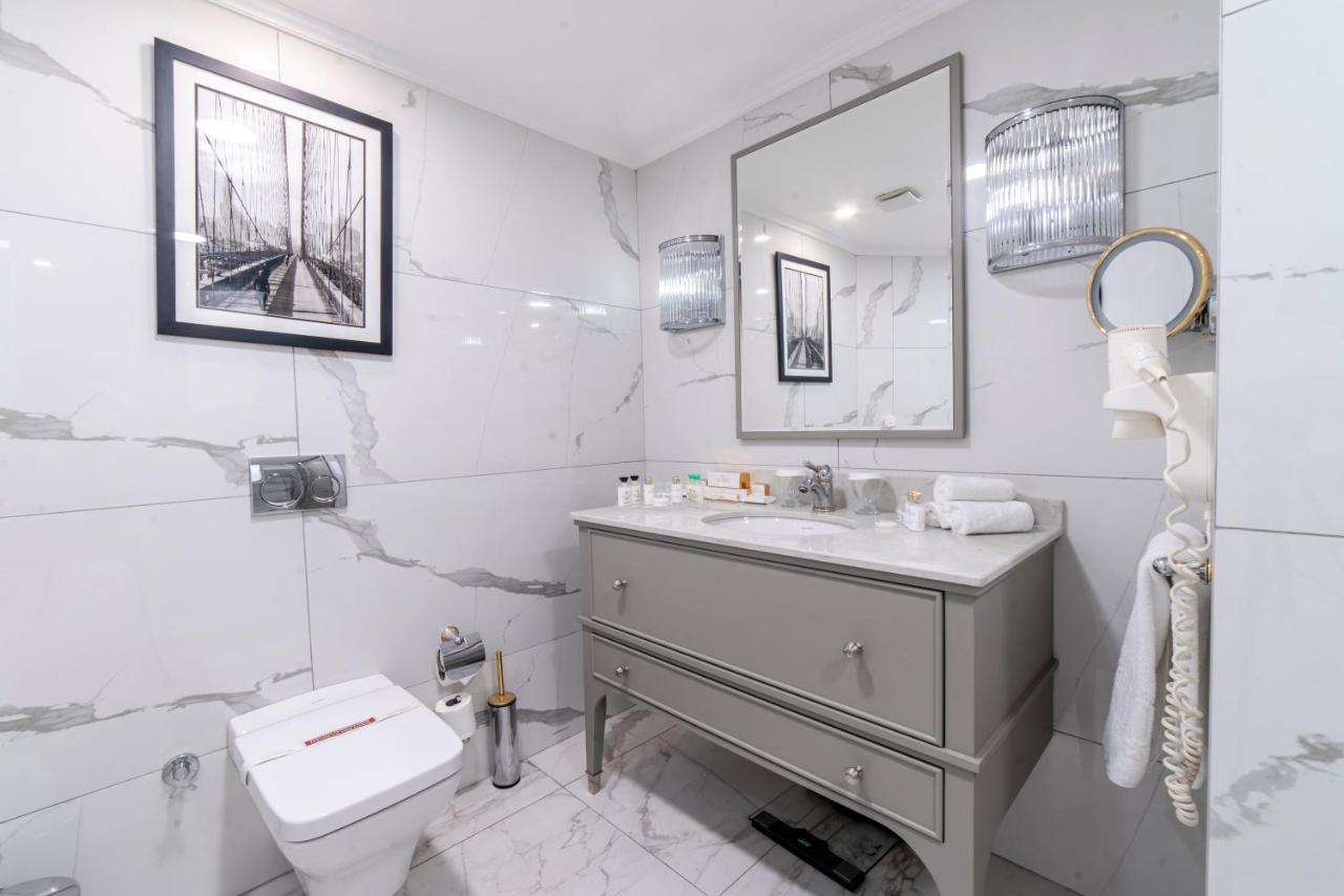 Savoy Hotel Spa & Casino Kyrenia  Exterior photo Bathroom